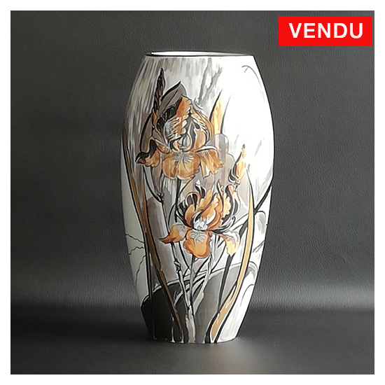 Vase en porcelaine à décor peint signé Villegoureix